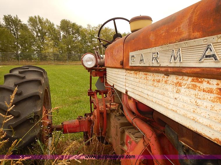 image for item I5466 1959 Farmall 560 tractor