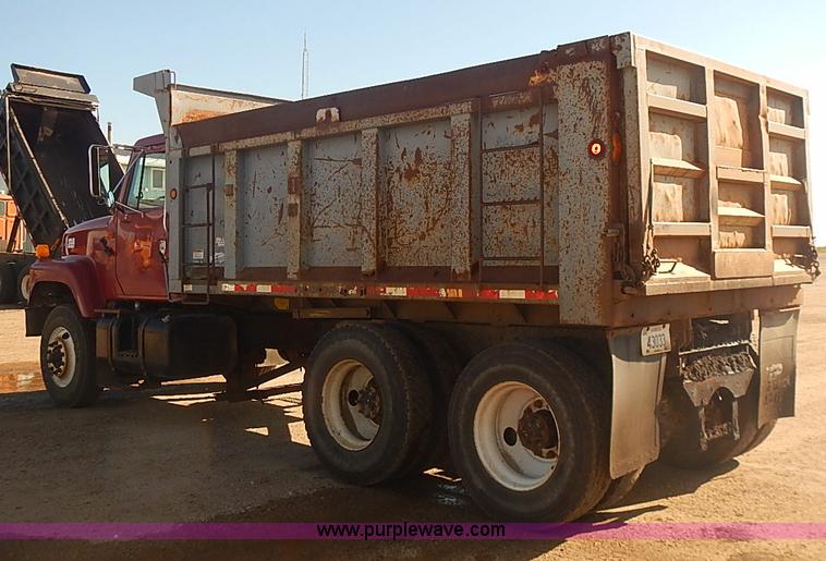 image for item I5473 2000 International 2554 dump truck