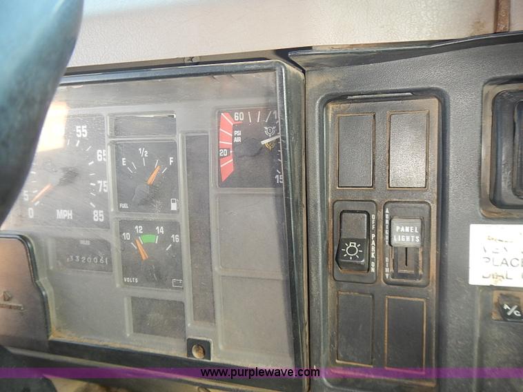 image for item I5473 2000 International 2554 dump truck