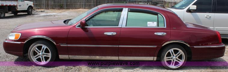 image for item J2117 1998 Lincoln Town Car Cartier
