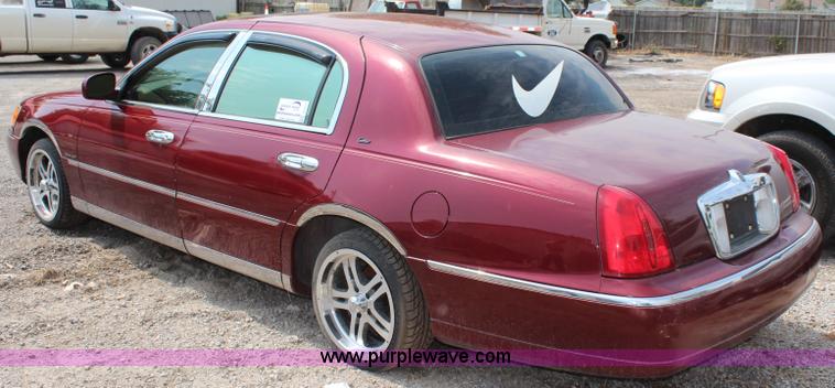 image for item J2117 1998 Lincoln Town Car Cartier