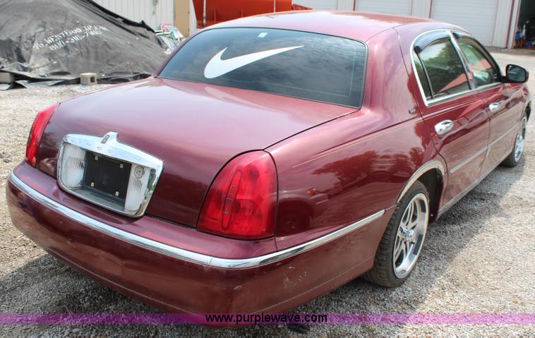 image for item J2117 1998 Lincoln Town Car Cartier