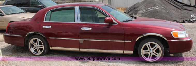 image for item J2117 1998 Lincoln Town Car Cartier