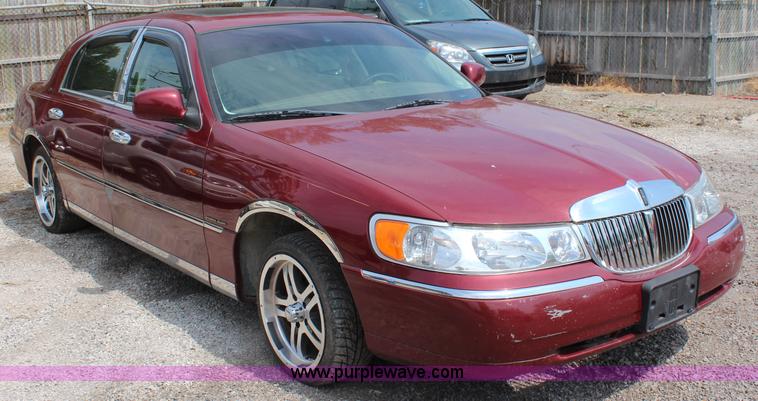 image for item J2117 1998 Lincoln Town Car Cartier