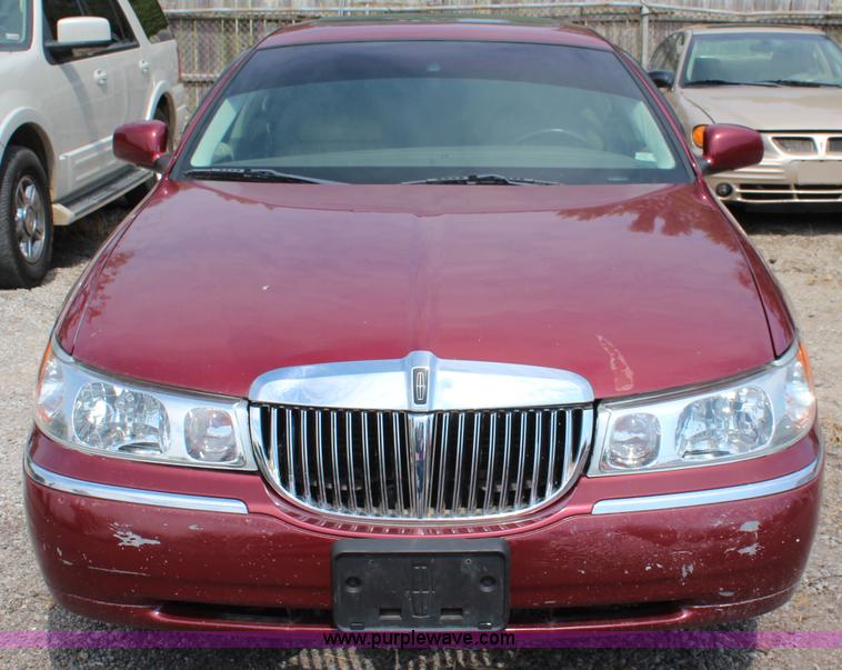 image for item J2117 1998 Lincoln Town Car Cartier