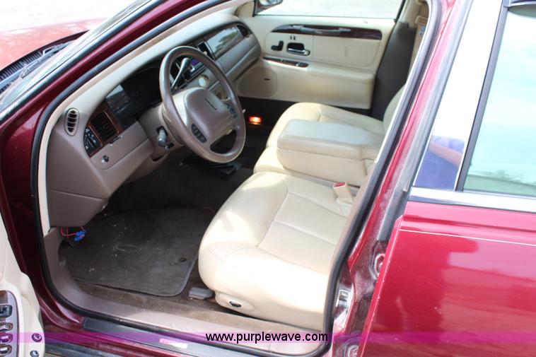 image for item J2117 1998 Lincoln Town Car Cartier