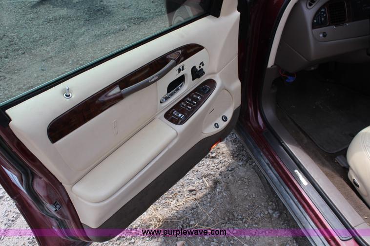 image for item J2117 1998 Lincoln Town Car Cartier