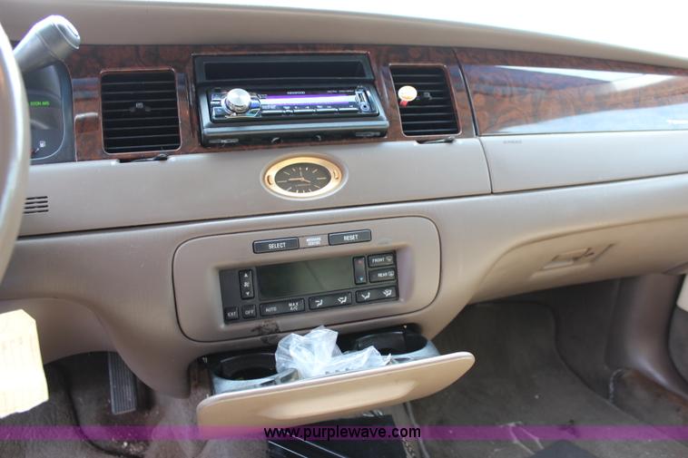 image for item J2117 1998 Lincoln Town Car Cartier