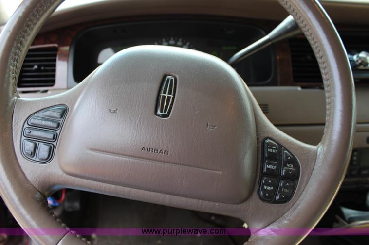 image for item J2117 1998 Lincoln Town Car Cartier