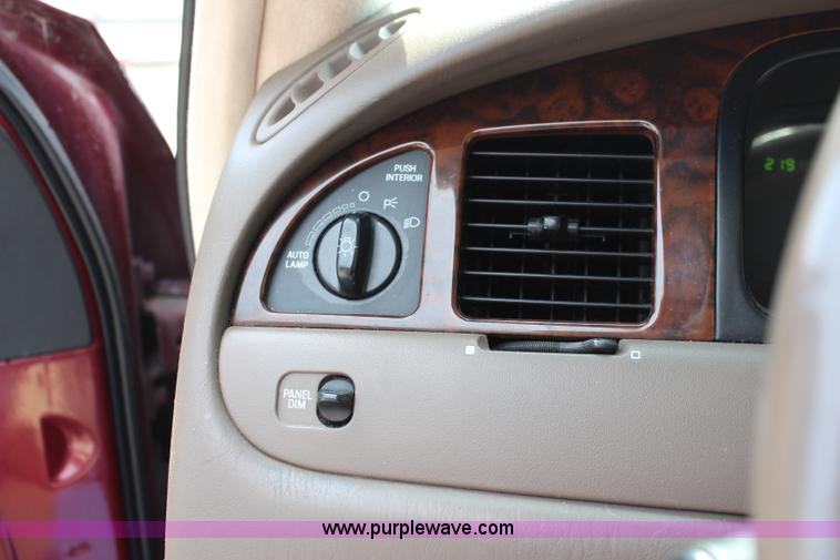 image for item J2117 1998 Lincoln Town Car Cartier