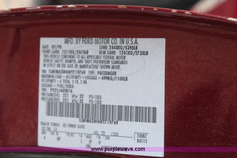 image for item J2117 1998 Lincoln Town Car Cartier