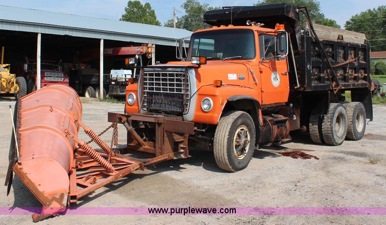 image for item J2243 1986 Ford LT9000 dump truck