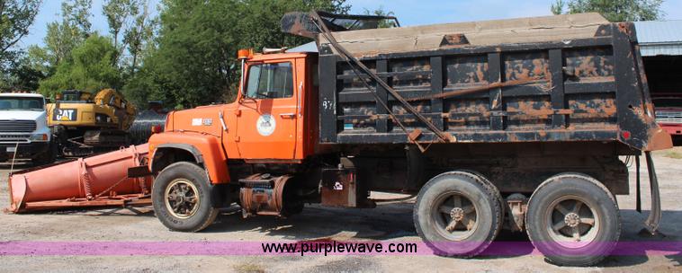 image for item J2243 1986 Ford LT9000 dump truck