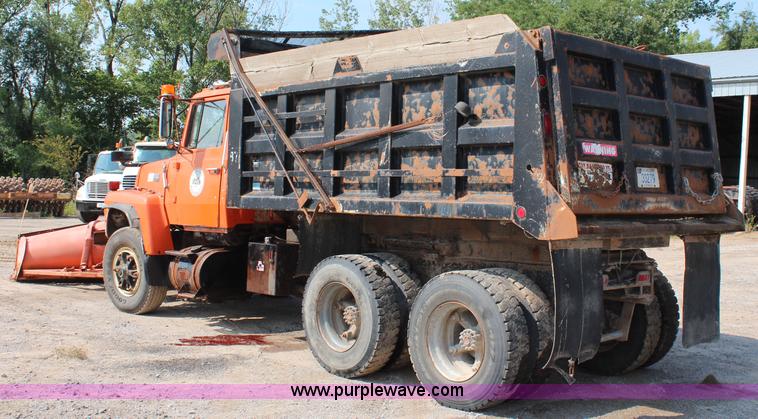 image for item J2243 1986 Ford LT9000 dump truck
