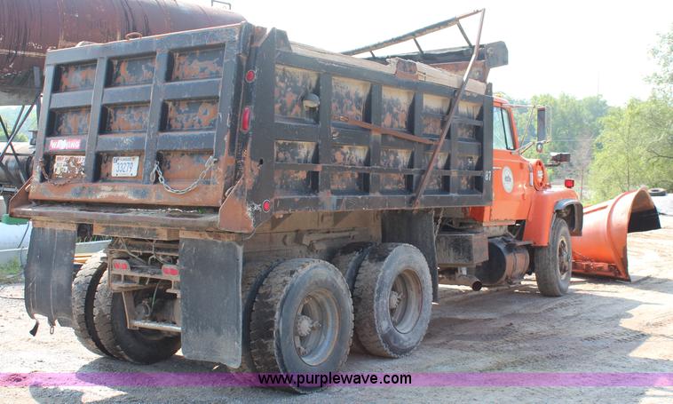 image for item J2243 1986 Ford LT9000 dump truck