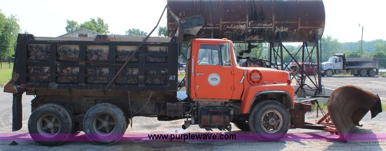 image for item J2243 1986 Ford LT9000 dump truck