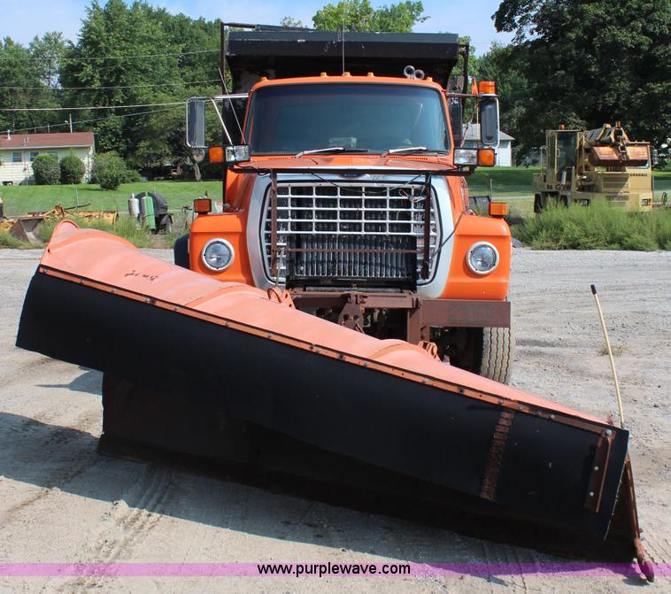 image for item J2243 1986 Ford LT9000 dump truck