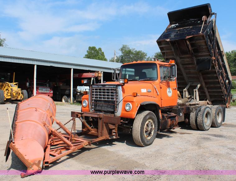 image for item J2243 1986 Ford LT9000 dump truck