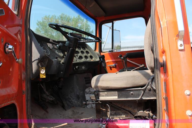 image for item J2243 1986 Ford LT9000 dump truck