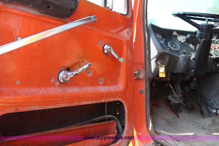 image for item J2243 1986 Ford LT9000 dump truck