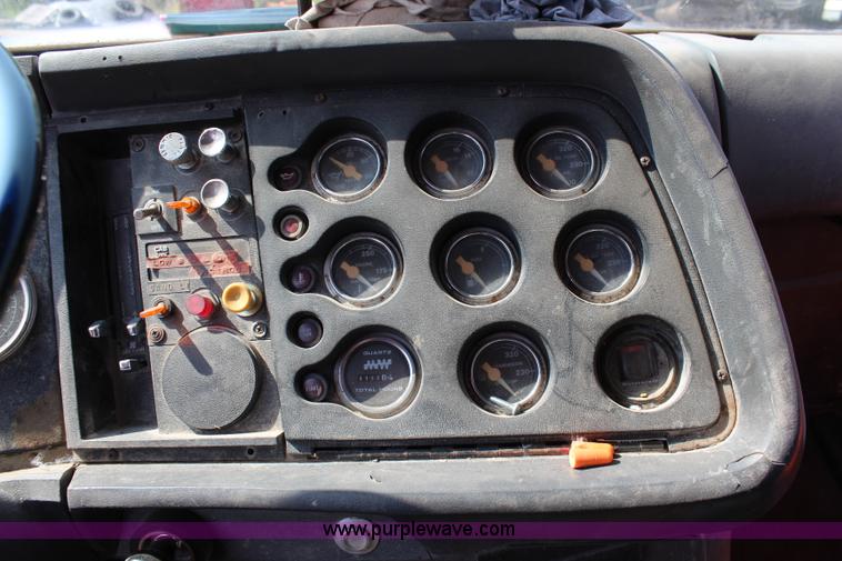 image for item J2243 1986 Ford LT9000 dump truck