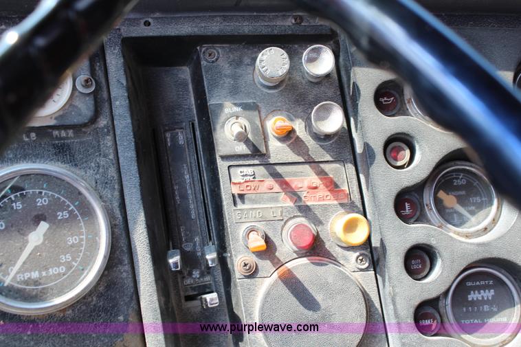 image for item J2243 1986 Ford LT9000 dump truck