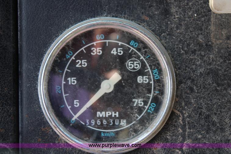 image for item J2243 1986 Ford LT9000 dump truck