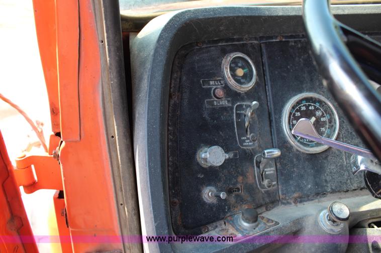 image for item J2243 1986 Ford LT9000 dump truck