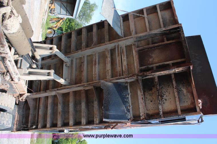 image for item J2243 1986 Ford LT9000 dump truck