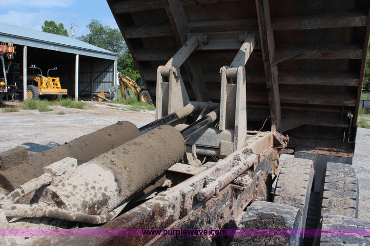 image for item J2243 1986 Ford LT9000 dump truck