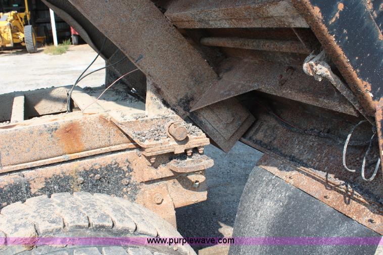 image for item J2243 1986 Ford LT9000 dump truck