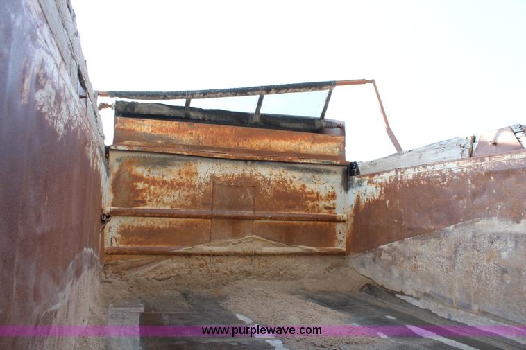image for item J2243 1986 Ford LT9000 dump truck