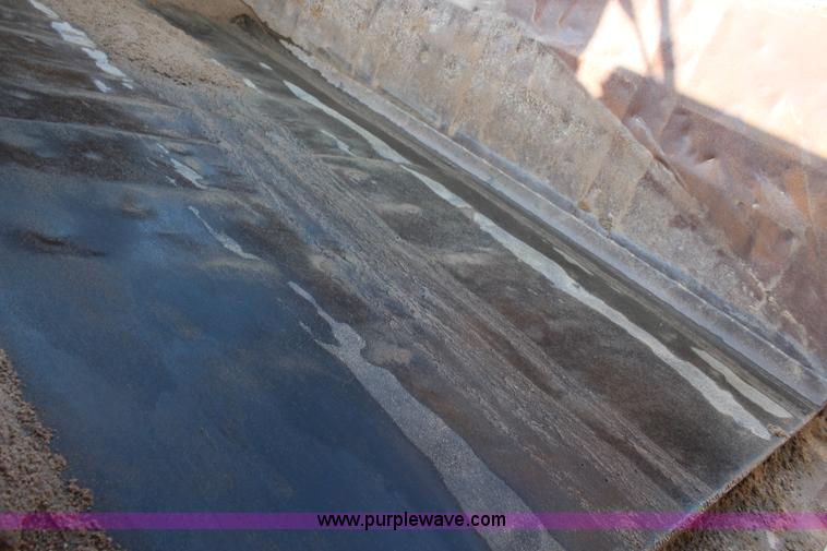 image for item J2243 1986 Ford LT9000 dump truck