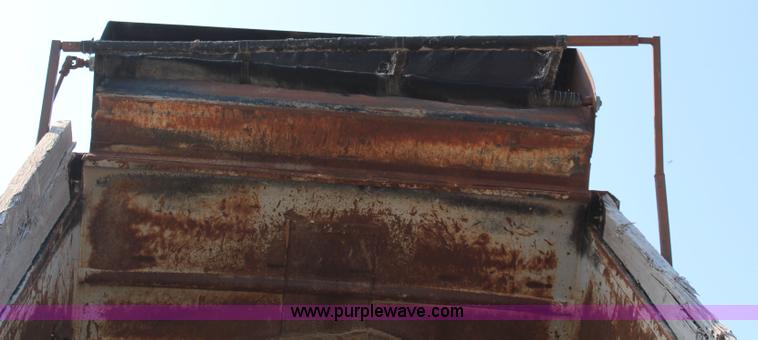 image for item J2243 1986 Ford LT9000 dump truck