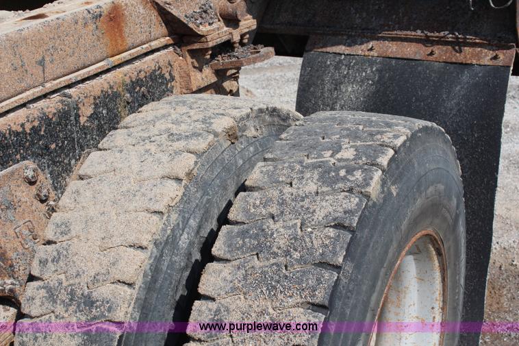 image for item J2243 1986 Ford LT9000 dump truck