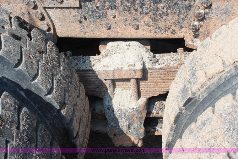 image for item J2243 1986 Ford LT9000 dump truck