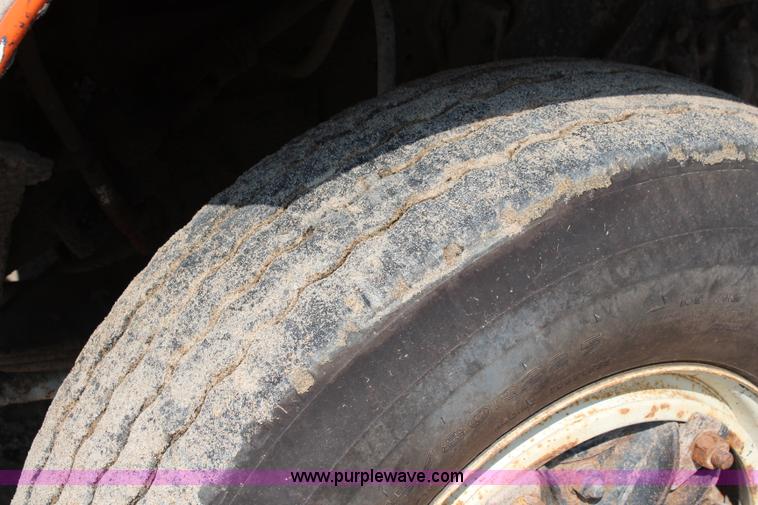 image for item J2243 1986 Ford LT9000 dump truck