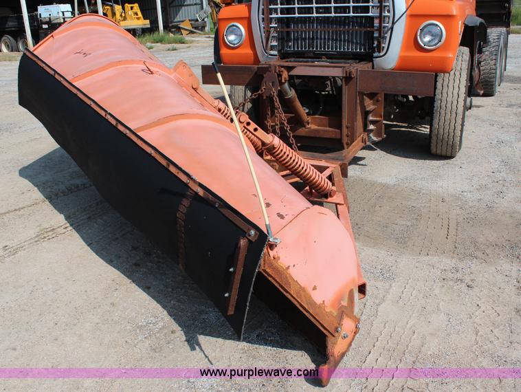 image for item J2243 1986 Ford LT9000 dump truck