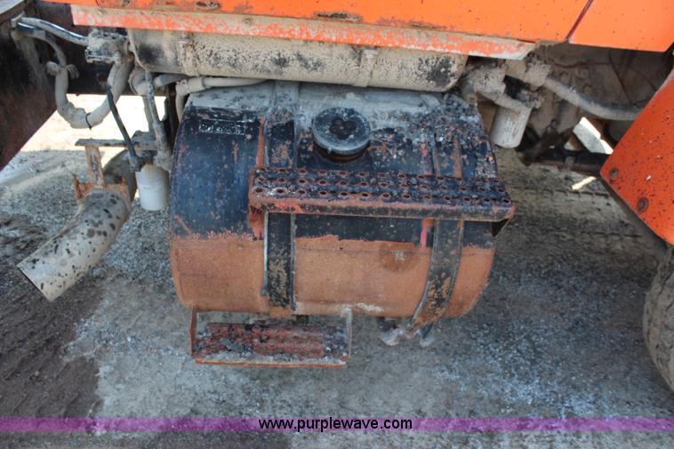 image for item J2243 1986 Ford LT9000 dump truck