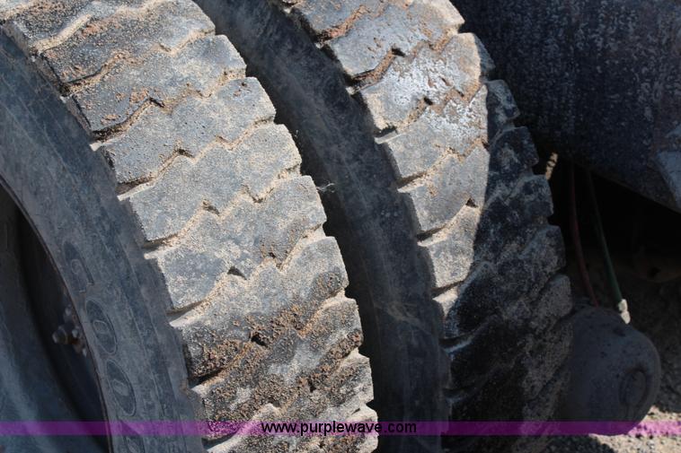 image for item J2243 1986 Ford LT9000 dump truck