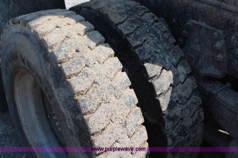 image for item J2243 1986 Ford LT9000 dump truck