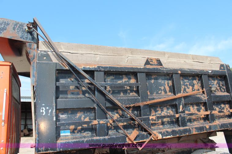 image for item J2243 1986 Ford LT9000 dump truck