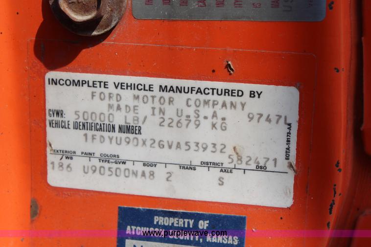 image for item J2243 1986 Ford LT9000 dump truck