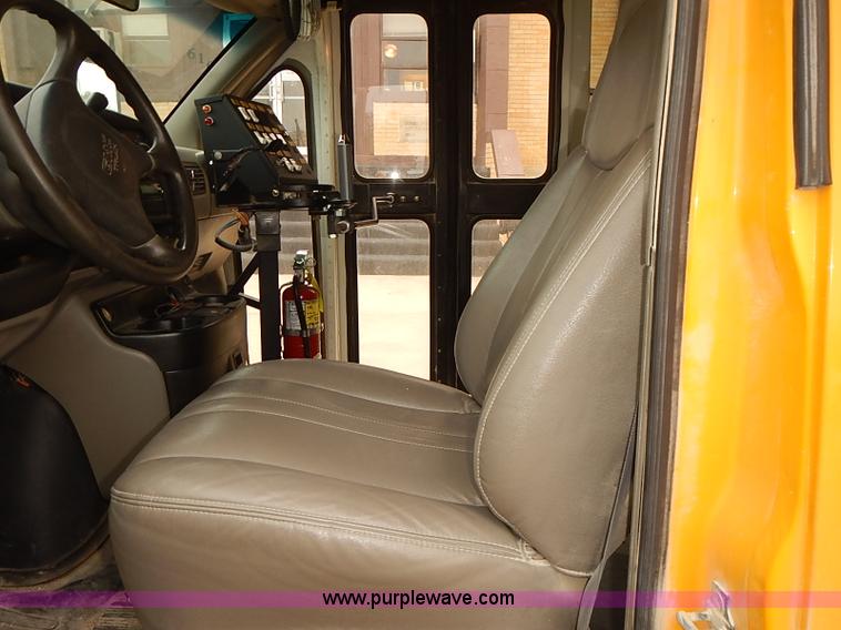 image for item J3053 2001 GMC Savana school bus