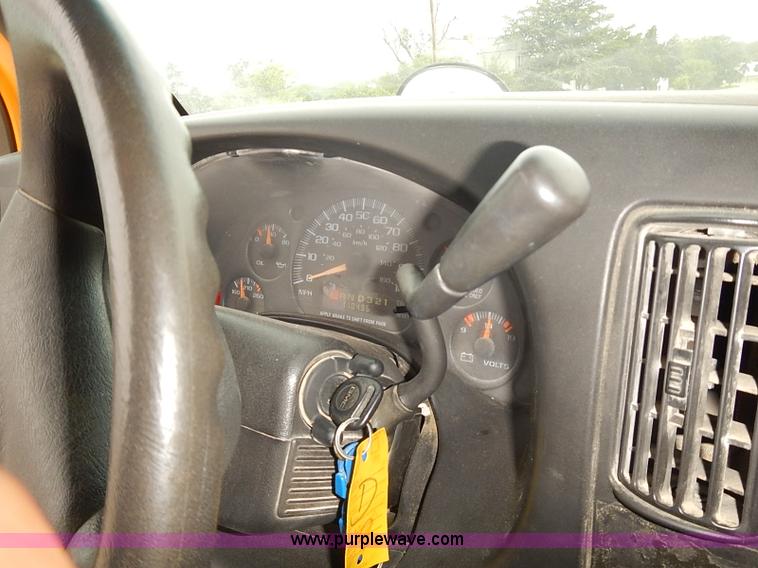 image for item J3053 2001 GMC Savana school bus