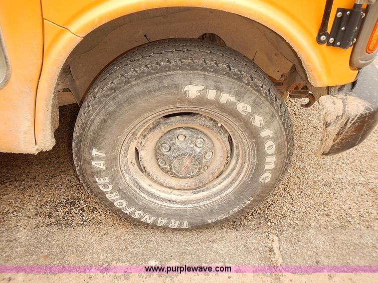 image for item J3053 2001 GMC Savana school bus