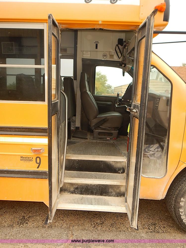 image for item J3053 2001 GMC Savana school bus