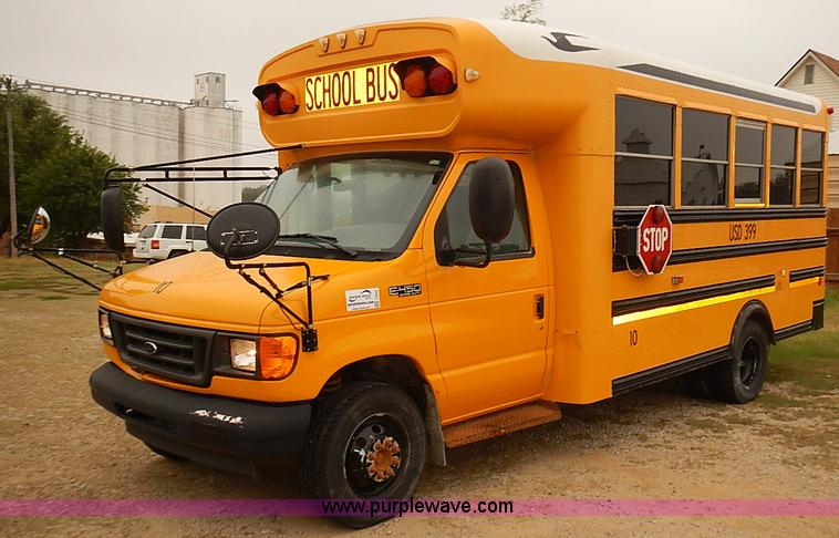 image for item J3056 2004 Ford 801 school bus