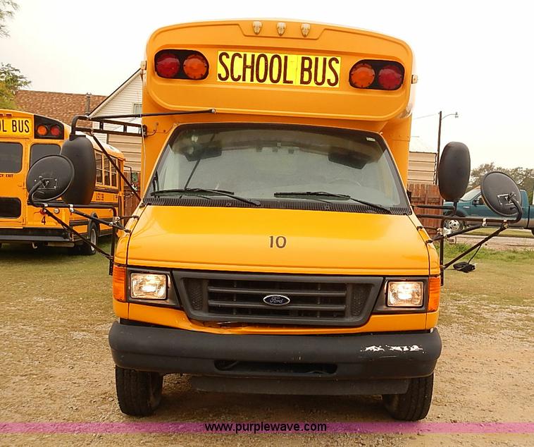 image for item J3056 2004 Ford 801 school bus