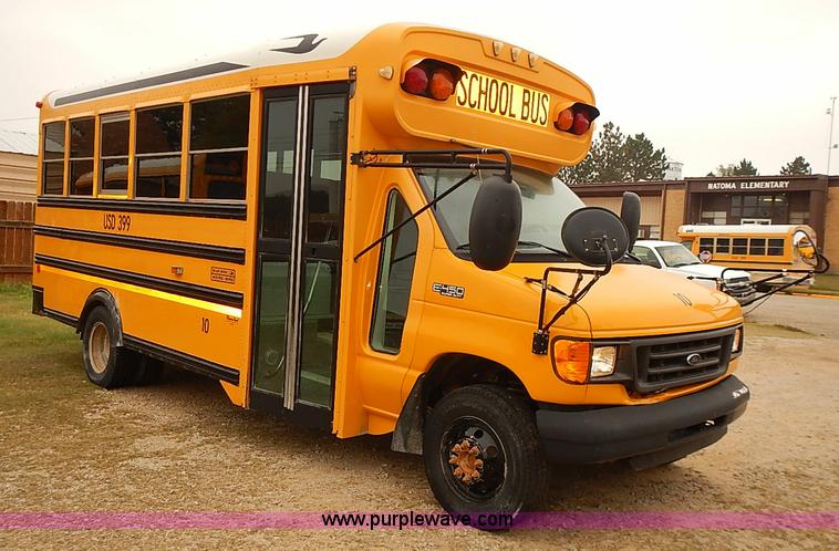 image for item J3056 2004 Ford 801 school bus